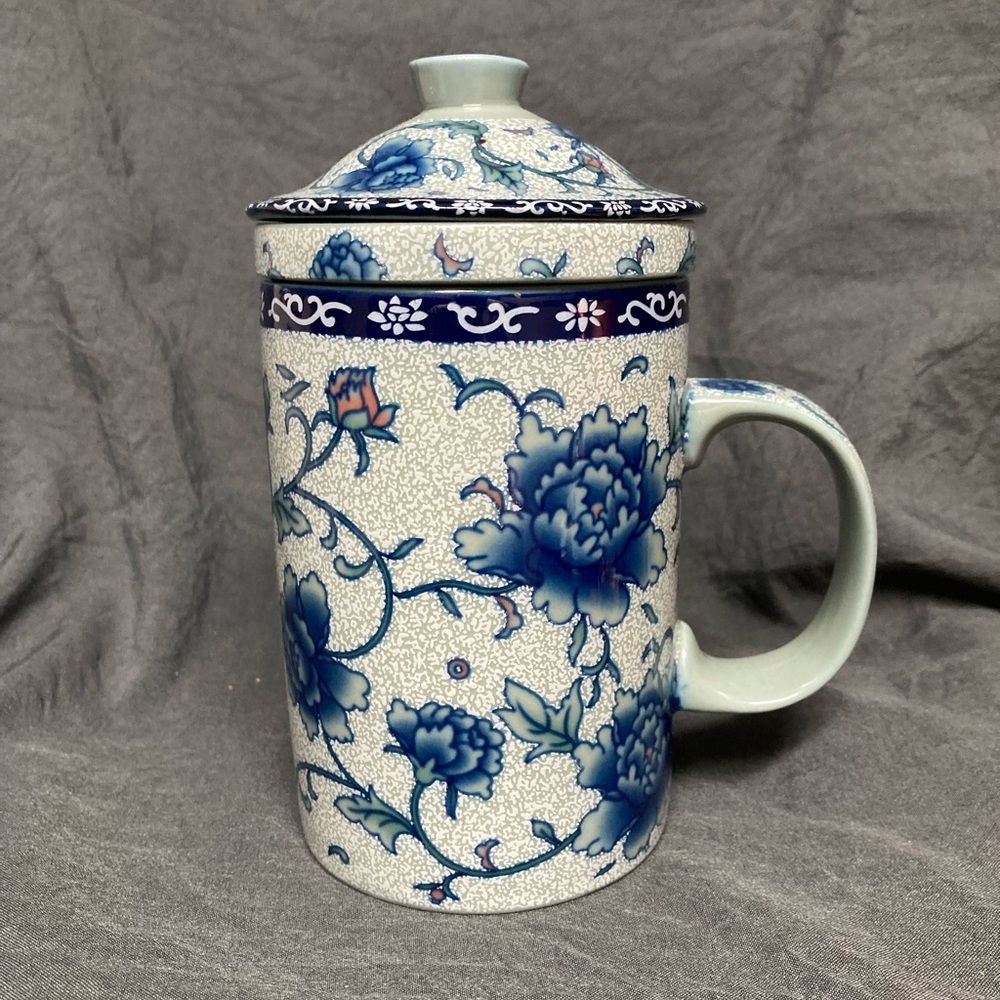 Japanese Blue Floral Tea Mug with Lid and Infuser